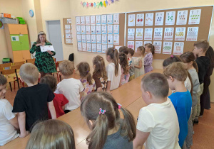 Nauczycielka tłumaczy zadanie