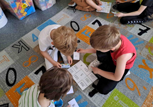 Dzieci w zespołach wykonują zadania matematyczne
