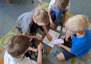 Dzieci w zespołach wykonują zadania matematyczne