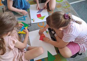 Dzieci w zespołach wykonują zadania matematyczne