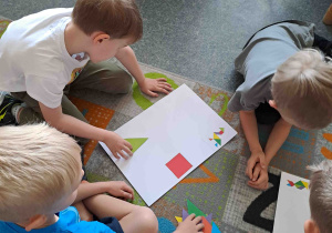 Dzieci w zespołach wykonują zadania matematyczne