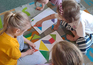 Dzieci w zespołach wykonują zadania matematyczne