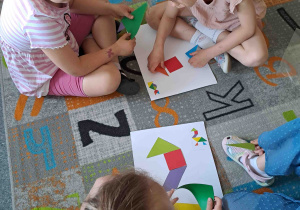 Dzieci w zespołach wykonują zadania matematyczne