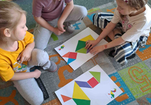 Dzieci w zespołach wykonują zadania matematyczne
