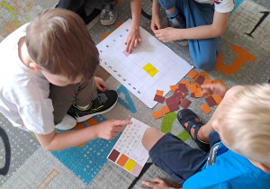 Dzieci w zespołach wykonują zadania matematyczne