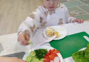 dziewczynka robi kanapkę