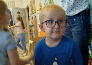 Dzieci tańczą przy muzyce