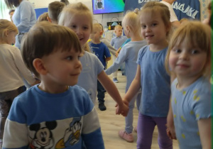 Dzieci tańczą przy muzyce