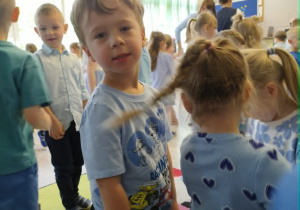 Dzieci tańczą przy muzyce