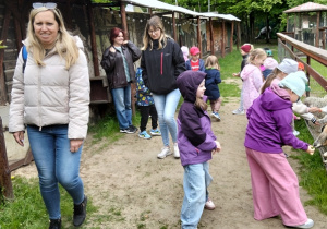 Dzieci karmią zwierzątka