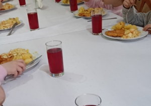 Dzieci jedzą obiadek