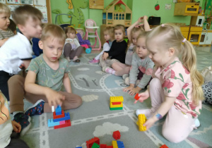 Dzieci budują wieże z klocków
