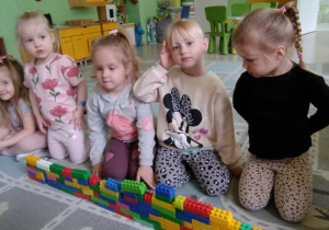 Dziewczynki budują pociąg z klocków
