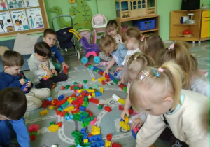 Dzieci budują pociąg z klocków