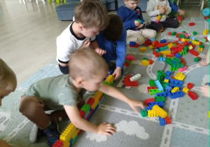Dzieci budują pociąg z klocków