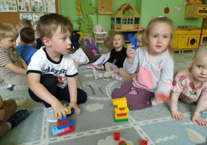 Dzieci budują wieże z klocków