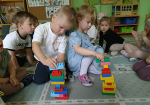 Dzieci budują wieże z klocków