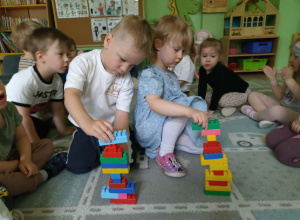 Zabawa matematyczna - "Budujemy wieże z klocków"