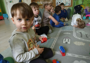 Dzieci budują wieże z klocków
