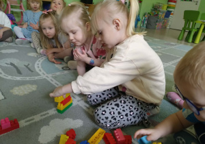Dzieci budują wieże z klocków