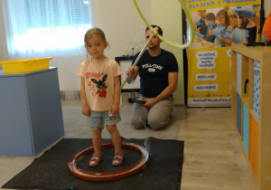 Dziewczynka w bańce