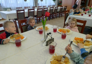 Dzieci jedzą obiad