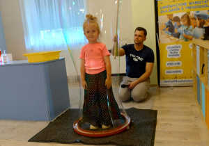 Dziewczynka w bańce