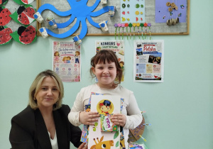 Pani Wicedyrektor wręcza nagrodę dziewczynce