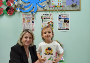 Pani Wicedyrektor wręcza dyplom i upominek dziewczynce