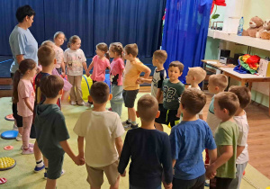 Cała grupa przygotowuje się do rozgrzewki