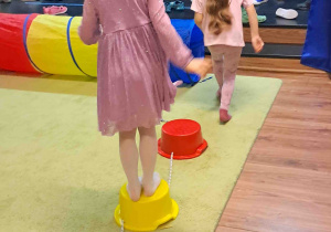 Dzieci spacerują po dyskach sensorycznych