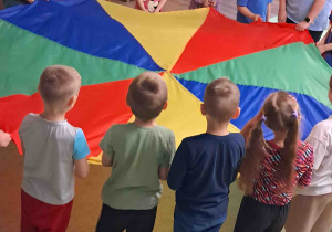 Cała grupa podczas zabaw z chustą animacyjną