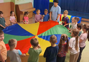 Cała grupa podczas zabaw z chustą animacyjną