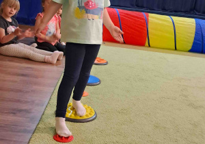 Dzieci spacerują po dyskach sensorycznych