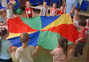 Cała grupa podczas zabaw z chustą animacyjną