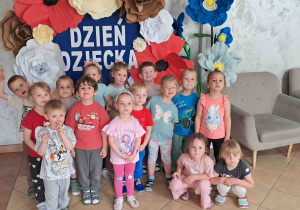 Cała grupa pozuje na tle dekoracji