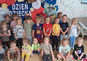 Cała grupa pozuje na tle dekoracji