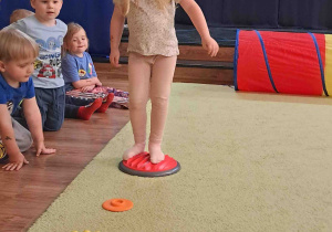Dzieci spacerują po dyskach sensorycznych