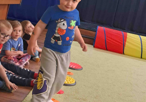 Dzieci spacerują po dyskach sensorycznych