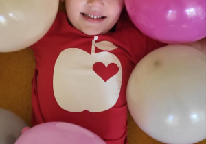 Dziewczynka wśród balonów