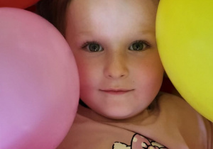 Dziewczynka wśród balonów