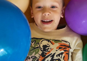 Chłopiec wśród balonów