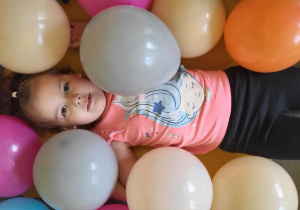 Dziewczynka wśród balonów