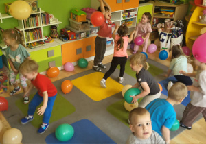 Zabawy wśród balonów