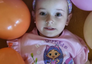 Dziewczynka wśród balonów