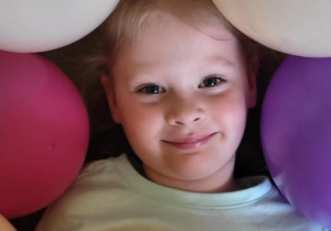 Chłopiec wśród balonów