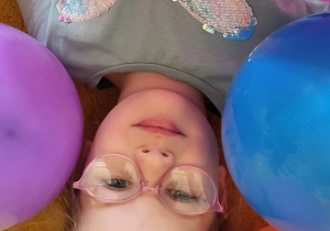 Dziewczynka wśród balonów
