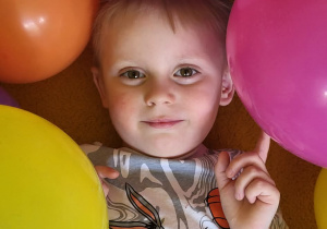Chłopiec wśród balonów
