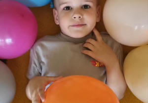 Chłopiec wśród balonów