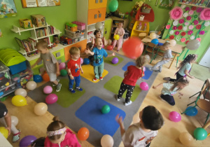 Zabawy wśród balonów